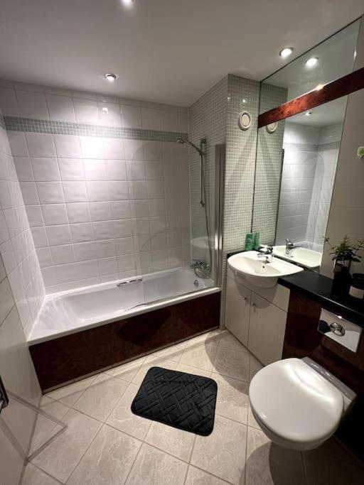 Entire Flat, 2 Bedroom & 2 Bathrooms In Birmingam Exterior foto